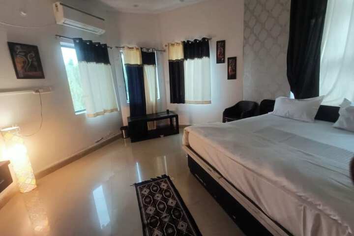 Room 8 of 33