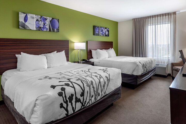 2 Queen Beds (1 of 10)