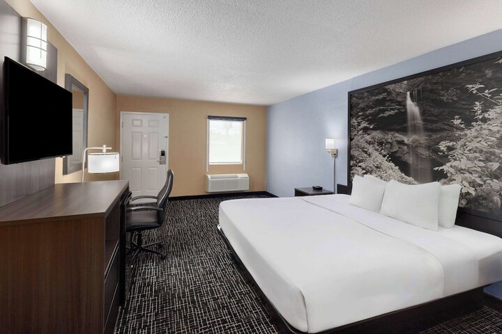 1 King Bed (3 of 23)