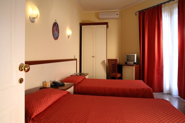 Room 4 of 32
