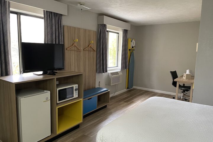 1 Queen Bed (16 of 21)