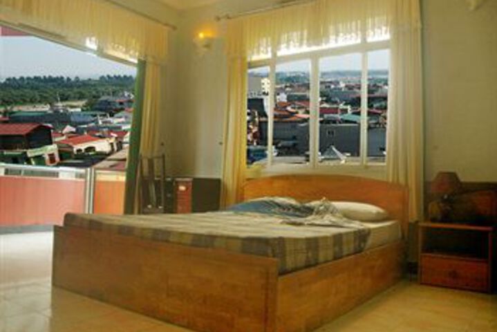 Room 6 of 10