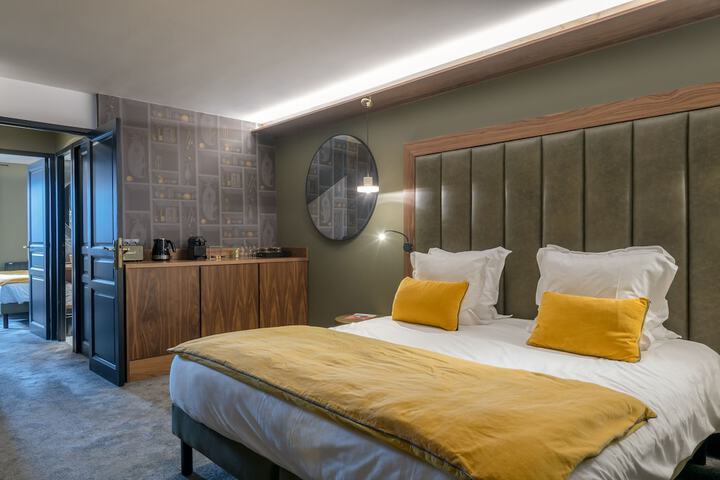 Room 11 of 100