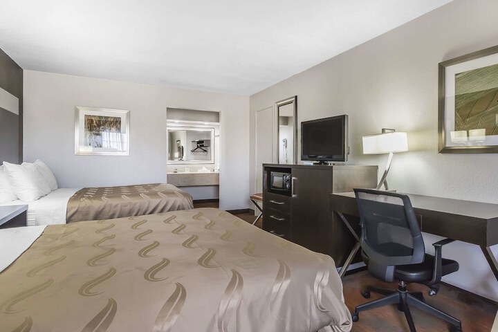 2 Queen Beds (8 of 10)