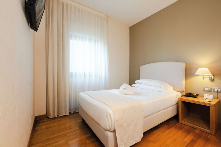 Room 33 of 65