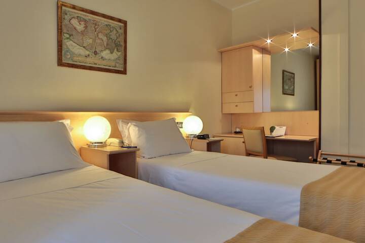 Room 16 of 77