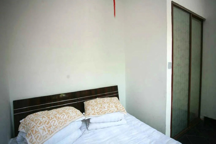 Room 7 of 12