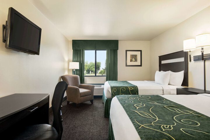 1 Queen Bed (2 of 8)