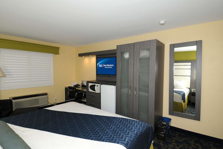 1 Queen Bed Microwave and Refrigerator WiFi Full Breakfast (15 of 19)