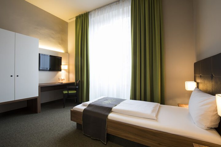 Room 9 of 38