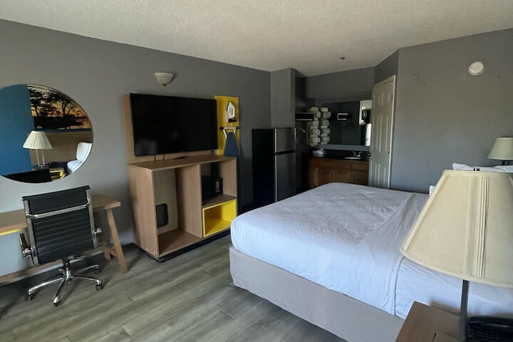 1 King Bed Mobility Accessible (4 of 5)