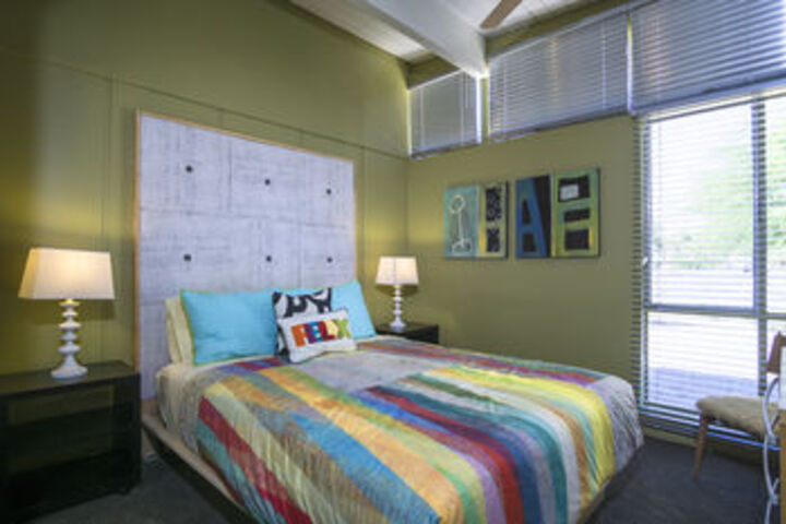Room 10 of 32