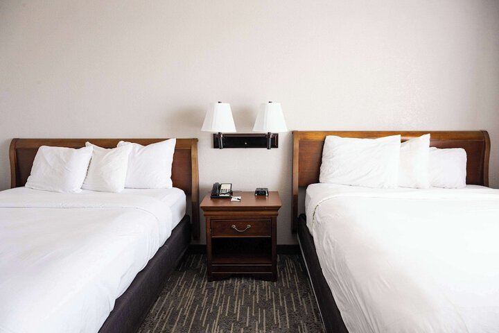 2 Queen Beds (1 of 9)