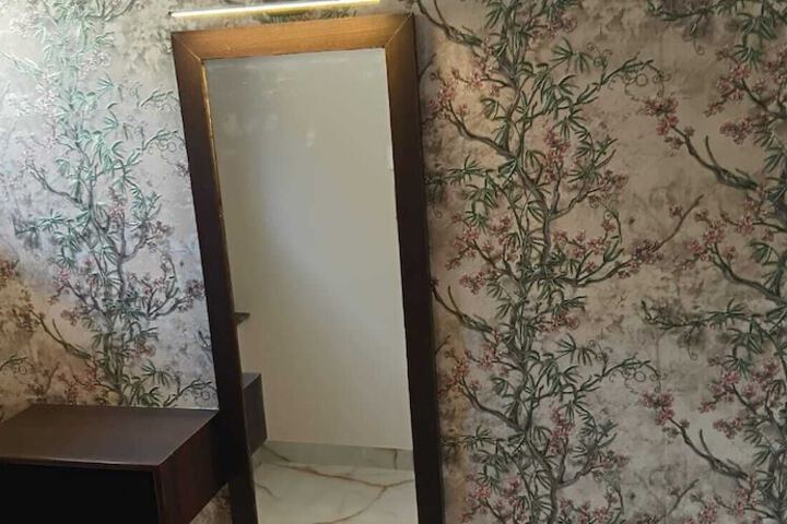 Room 8 of 28