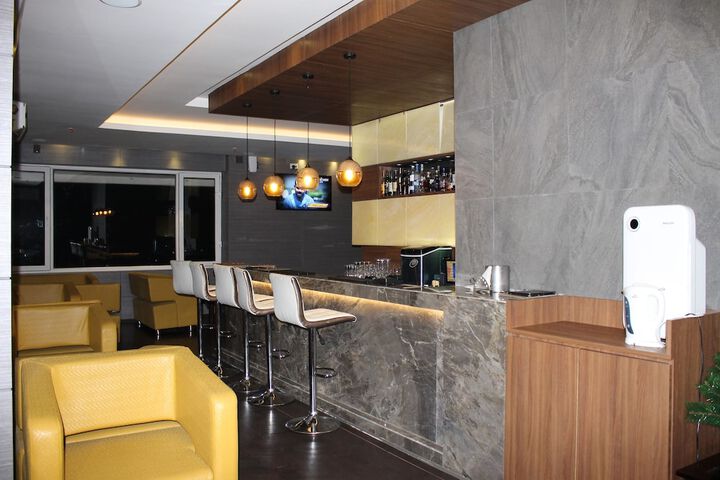 Lounge 54 of 85