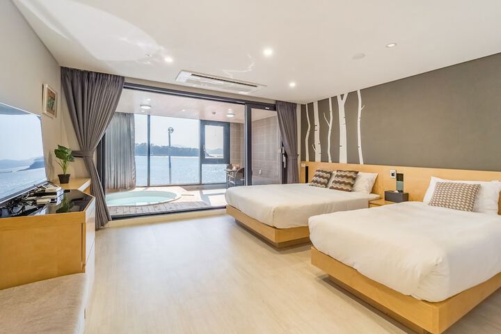 Room 2 of 96