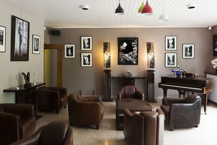 Lounge 40 of 62