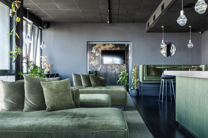 Lounge 45 of 65
