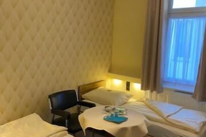 Room 11 of 28