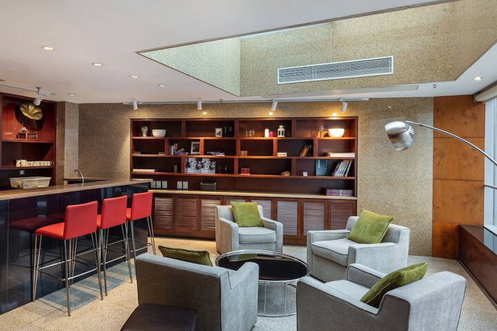 Lounge 50 of 66