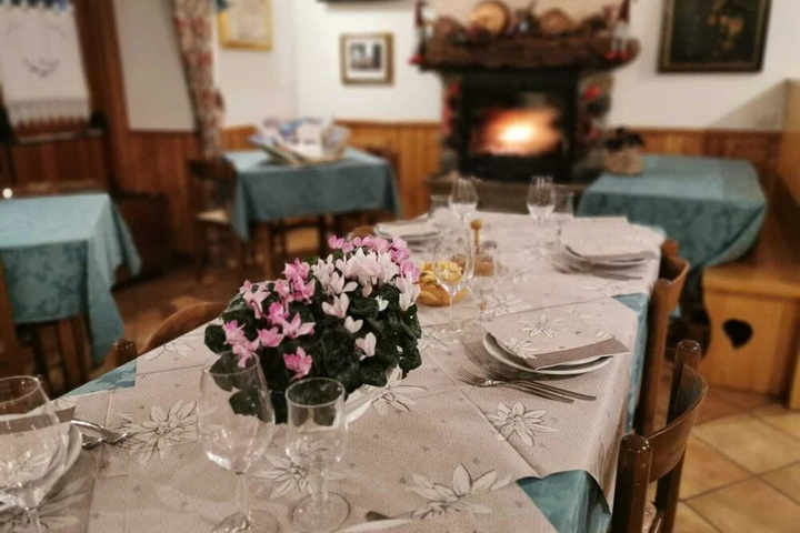 Dining 3 of 4