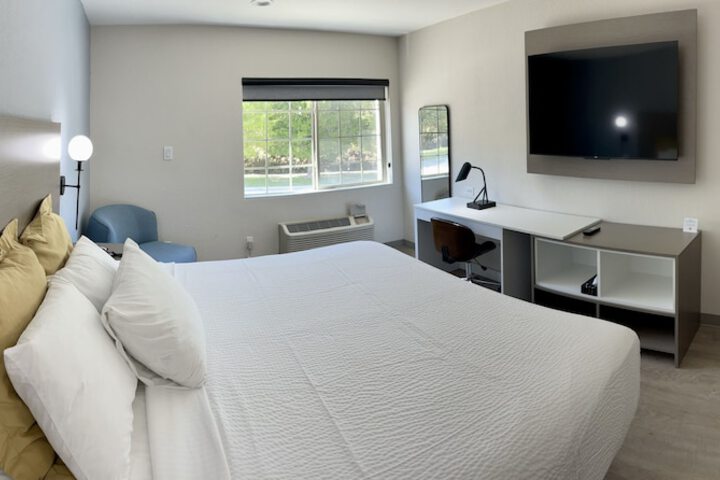 1 King Bed (6 of 10)