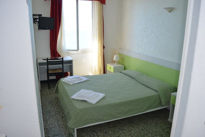 Room 11 of 48