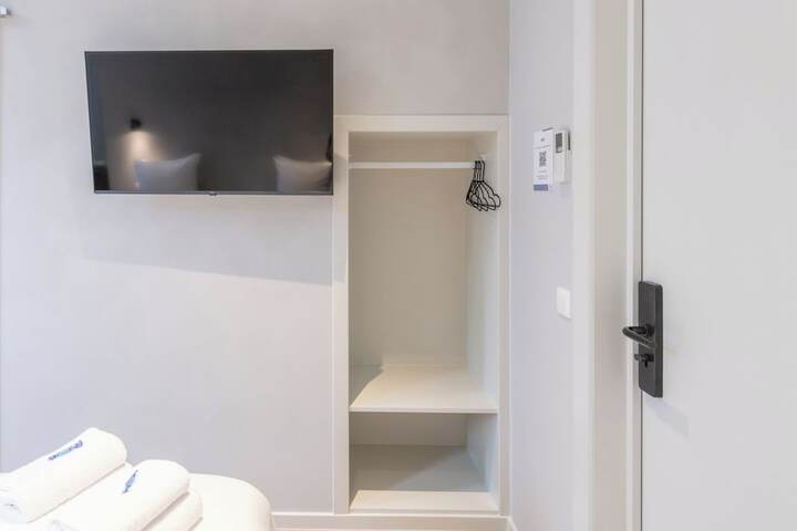 Room 54 of 148