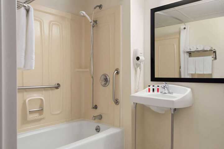 1 Double Bed Mobility Hearing Accessible Room Bathtub with Grab Bars (3 of 10)