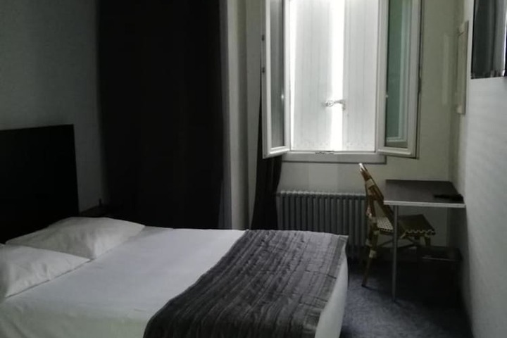 Room 3 of 10