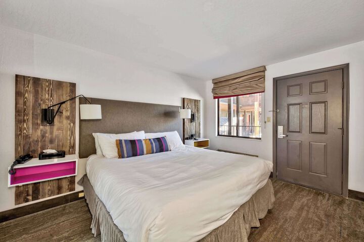 1 King Bed with View Bathtub Accessible (5 of 21)