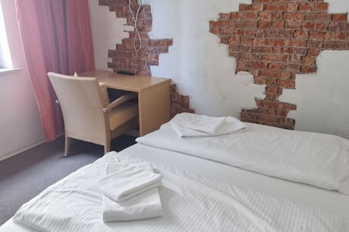 Room 7 of 16