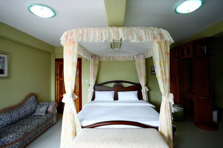Room 10 of 12
