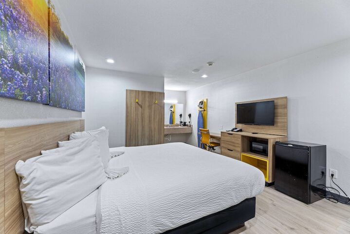 1 King Bed (2 of 14)