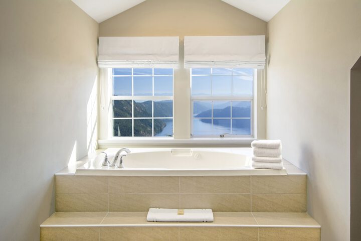 Deep soaking bathtub