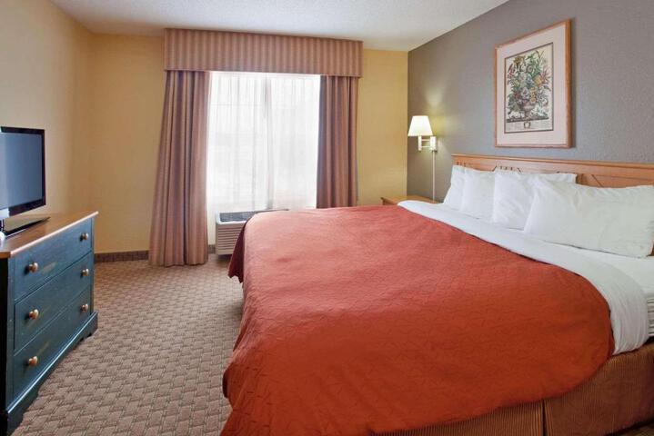 1 King Bed (4 of 14)