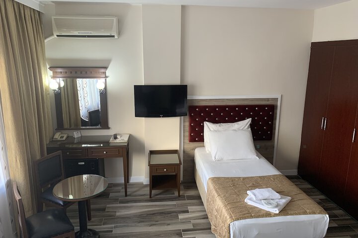 Room 6 of 13