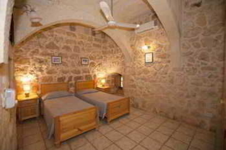Room 10 of 12