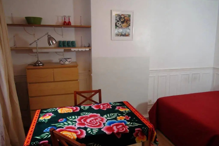 Room 6 of 12
