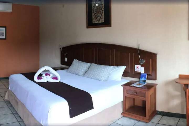 Room 9 of 33