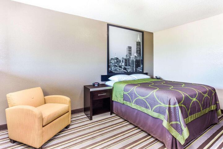 1 Queen Bed (16 of 17)