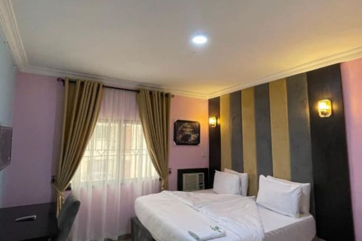 Room 6 of 27
