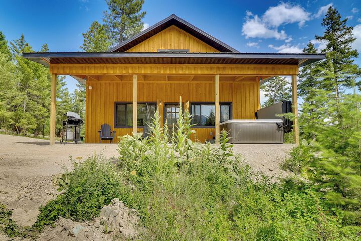 Modern Lakeside Cabin w / Mountain Views & Hot Tub!