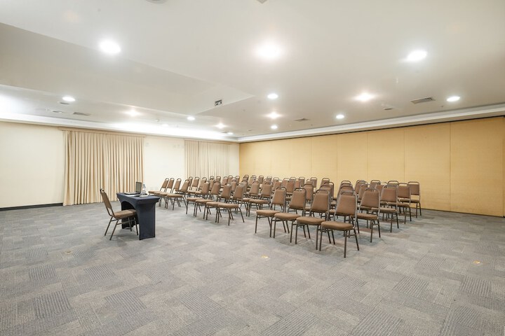 Business Center 78 of 83