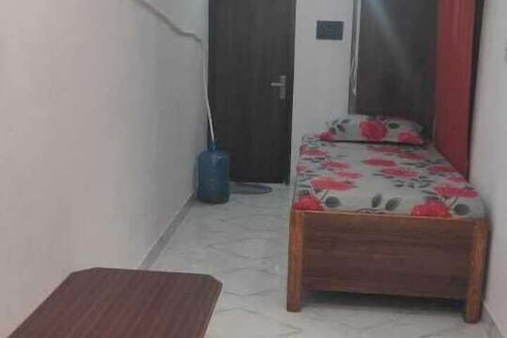 Room 6 of 18