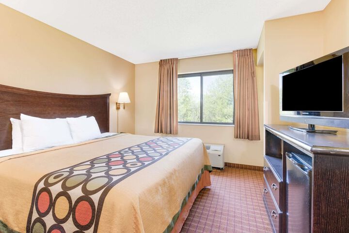 1 King Bed (2 of 13)