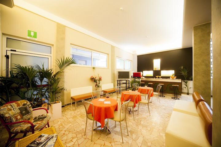 Lounge 22 of 27