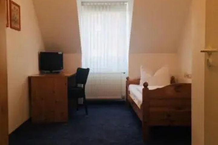 Room 8 of 13