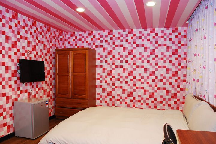 Room 9 of 36