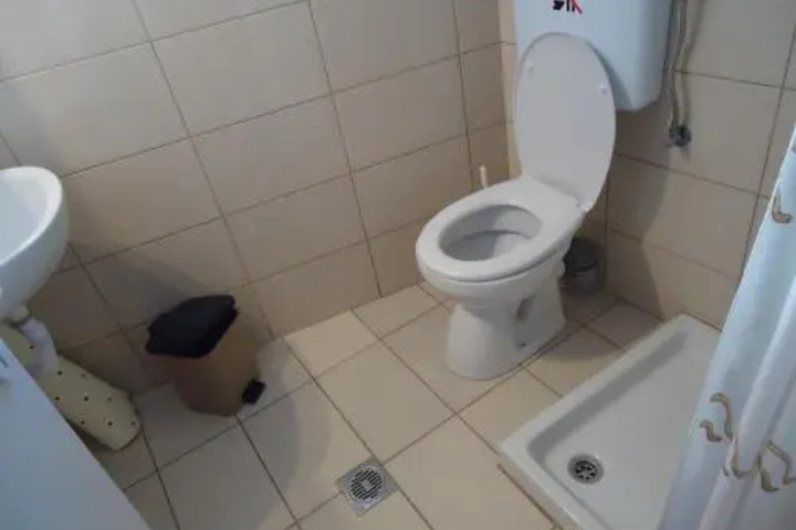 Room 7 of 18